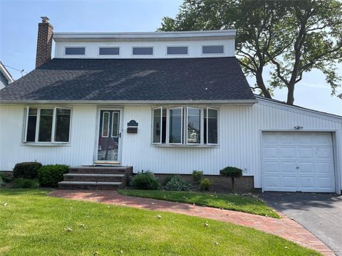 Single Family Residence in Massapequa NY 17 Plymouth Road.jpg
