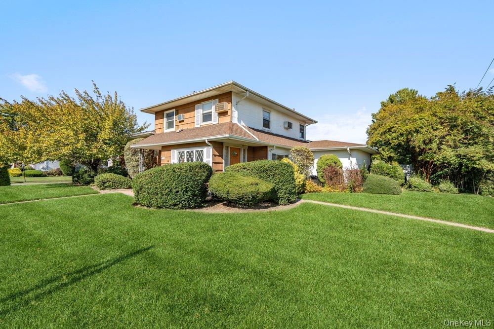 430 Violet St, Massapequa Park, NY 11762 photo