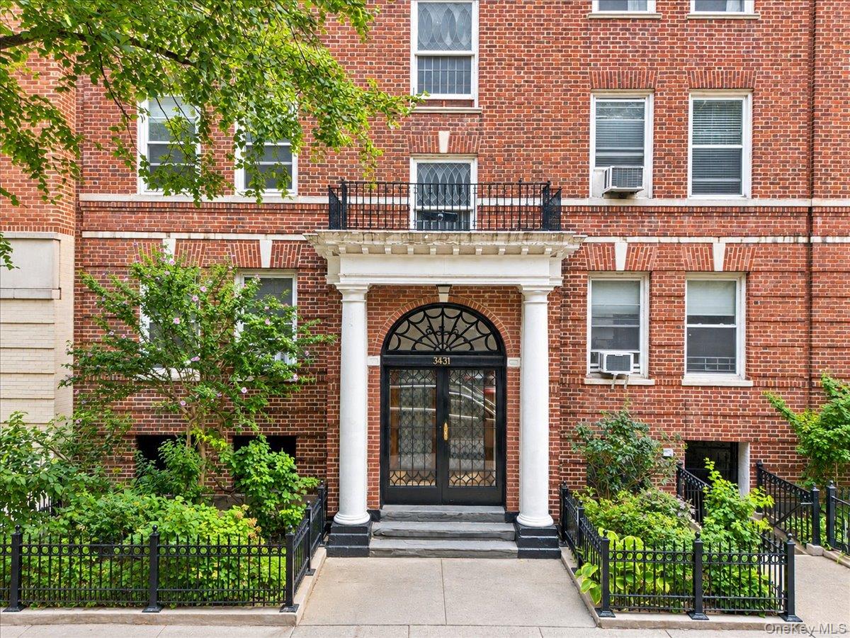 34 31 82nd St, Jackson Heights, NY 11372