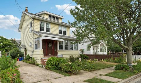 Single Family Residence in Valley Stream NY 60 Woodlawn Avenue.jpg