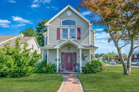 Single Family Residence in Amity Harbor NY 29 North Plaza.jpg