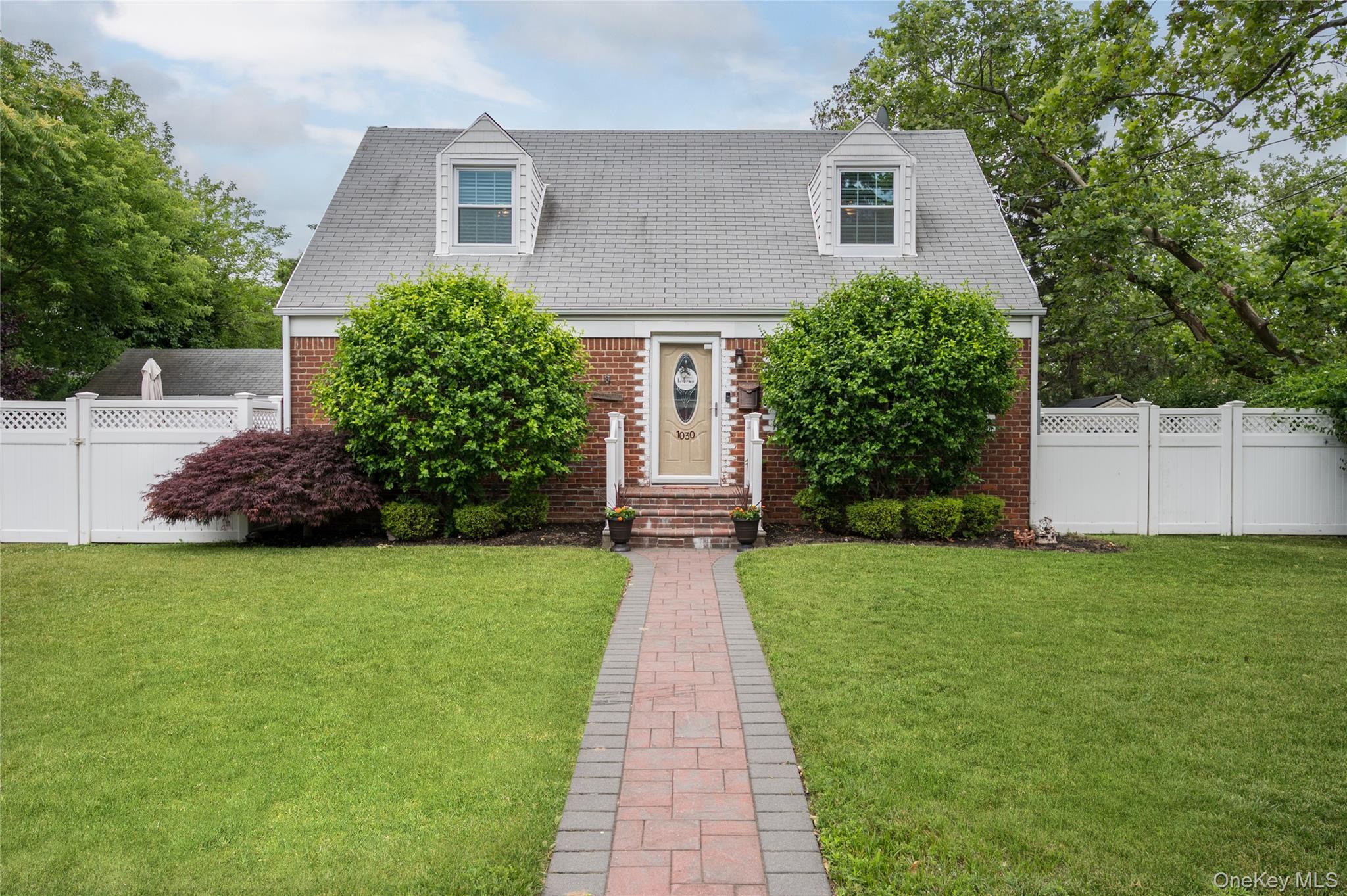 1030 North Dr, Merrick, NY 11566