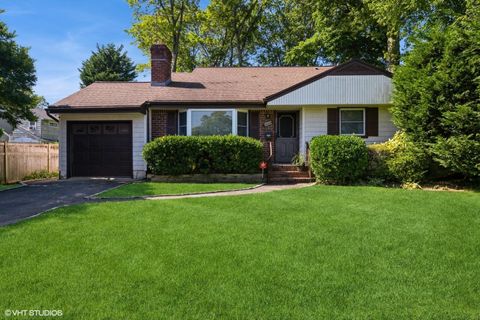 Single Family Residence in Wantagh NY 3028 Lawrence Place.jpg