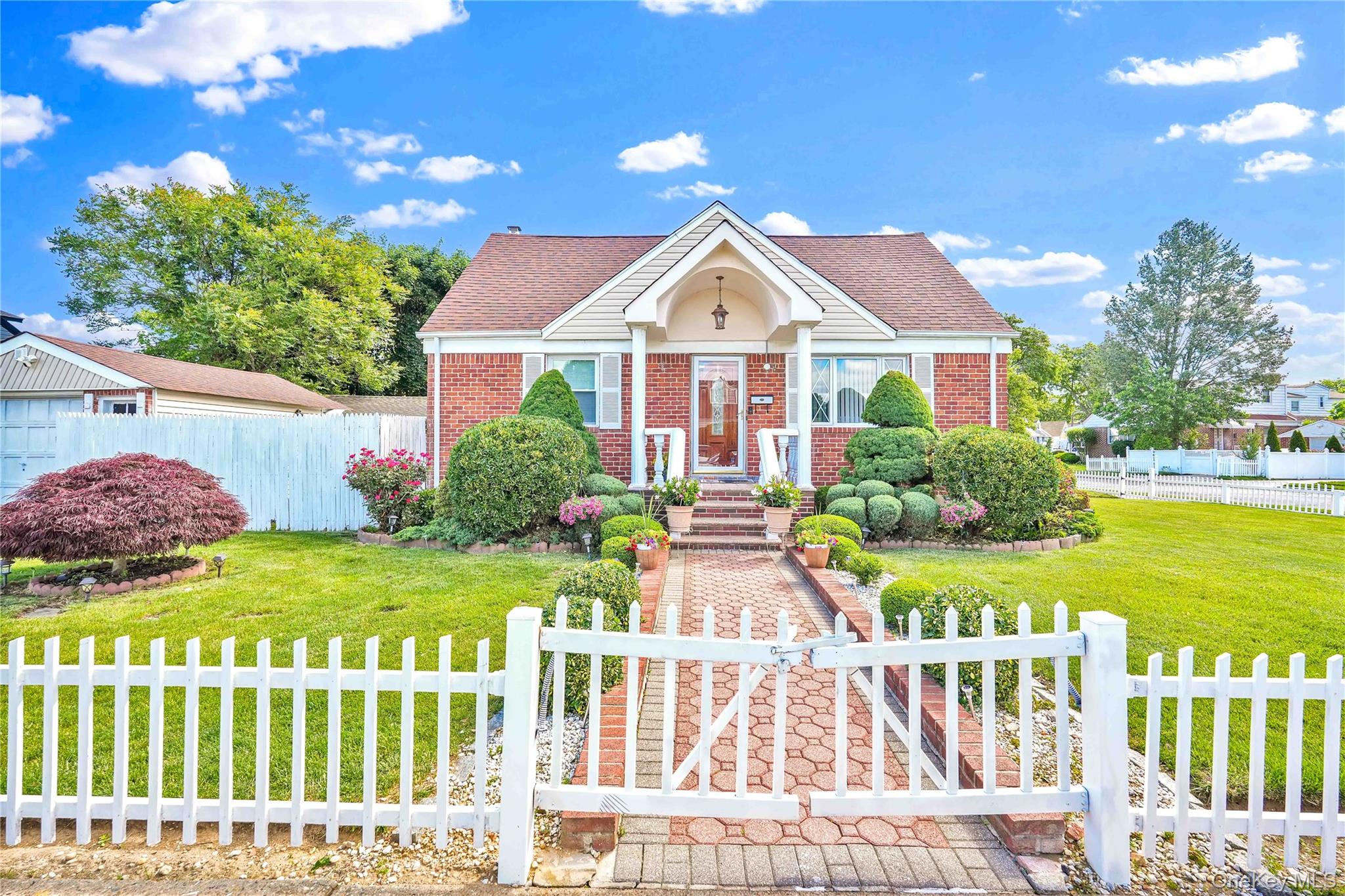 3 Ash Ct, Hempstead, NY 11550