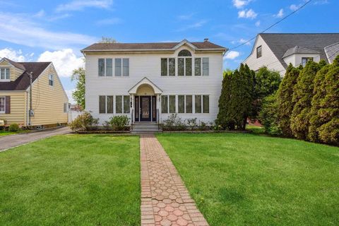 Single Family Residence in Albertson NY 44 Netz Place.jpg