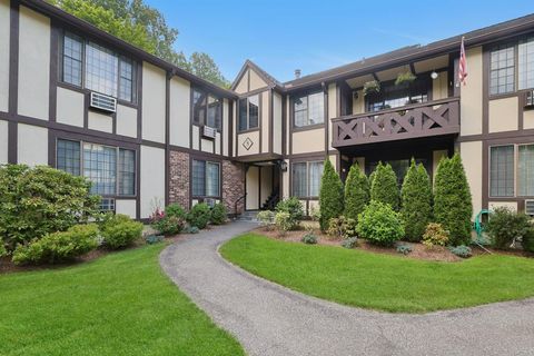 Condominium in Pleasantville NY 8 Foxwood Dr ##5.jpg