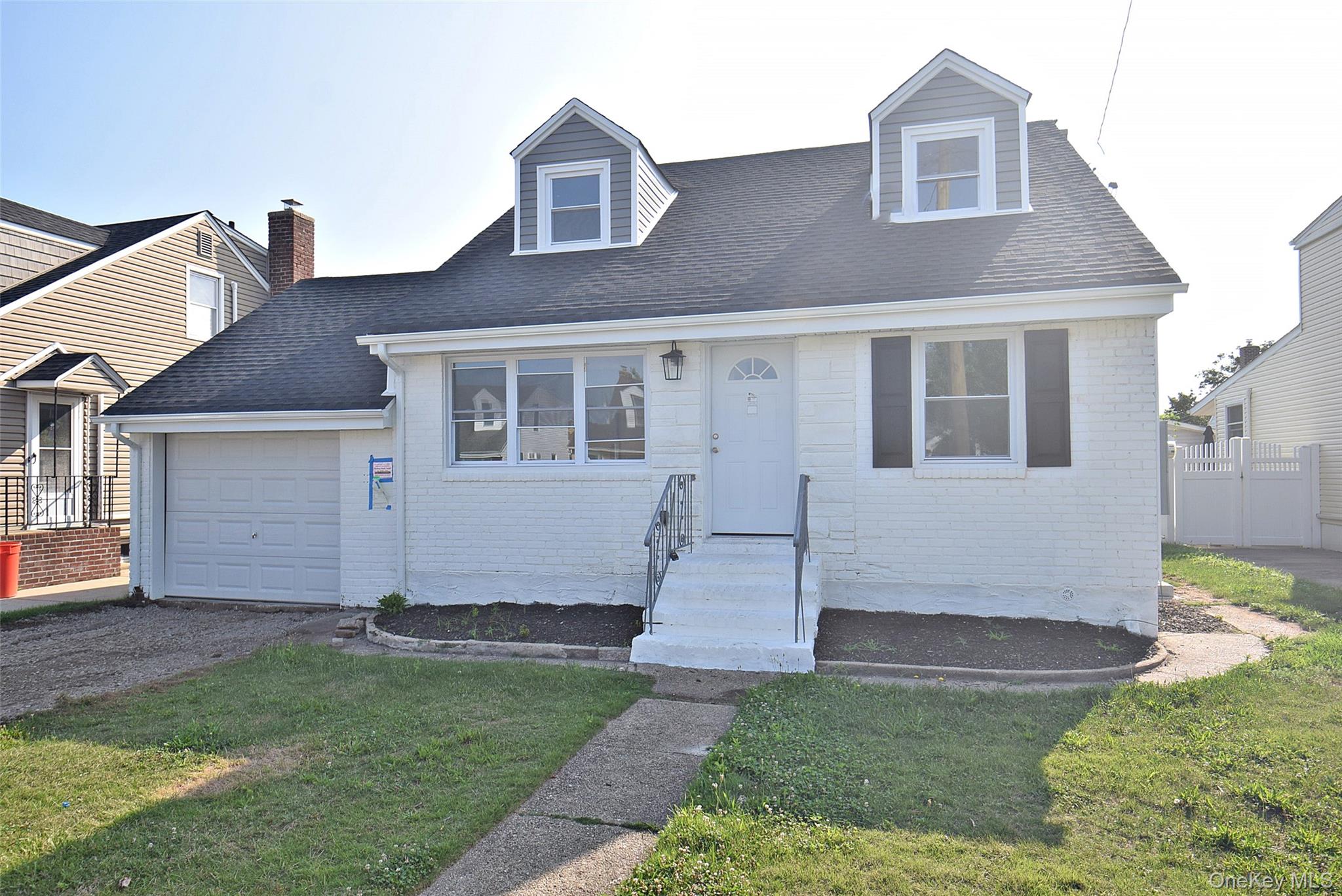 240 Columbus Pkwy, Mineola, NY 11501
