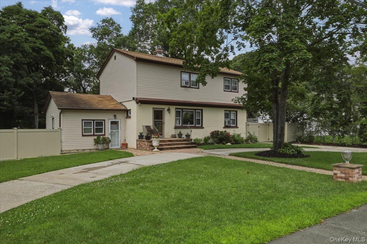 485 Lockwood Dr, Shirley, NY 11967