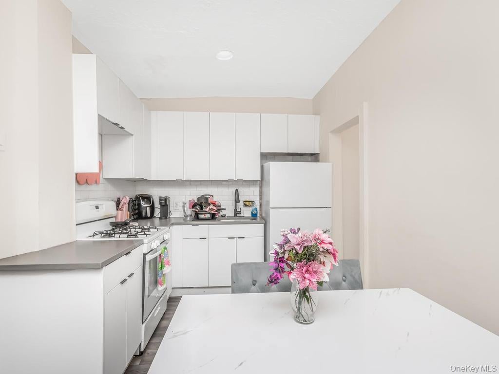 865 E 215th St, Bronx, NY 10467 photo