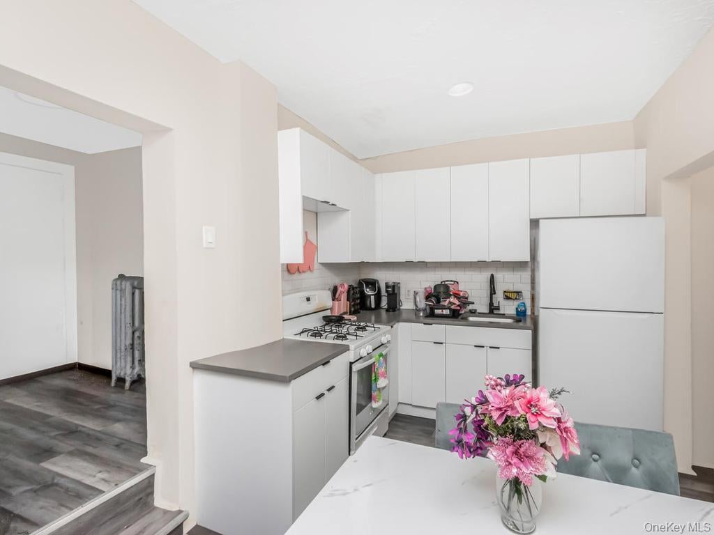 865 E 215th St, Bronx, NY 10467 photo