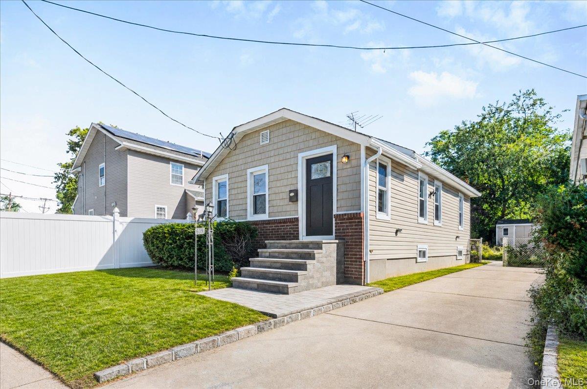 609 Hempstead Gardens Dr, West Hempstead, NY 11552 photo