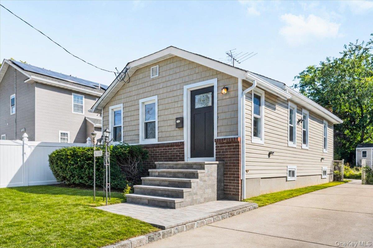 609 Hempstead Gardens Dr, West Hempstead, NY 11552 photo