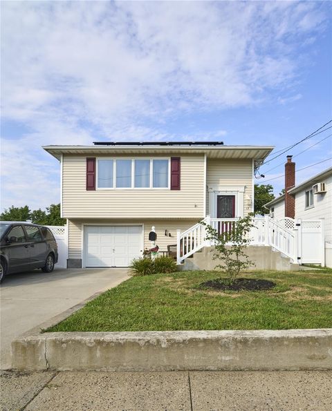Single Family Residence in Babylon NY 17 Sheridan Road.jpg