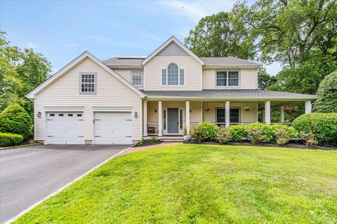 Single Family Residence in Huntington NY 7 Cumberland Court.jpg