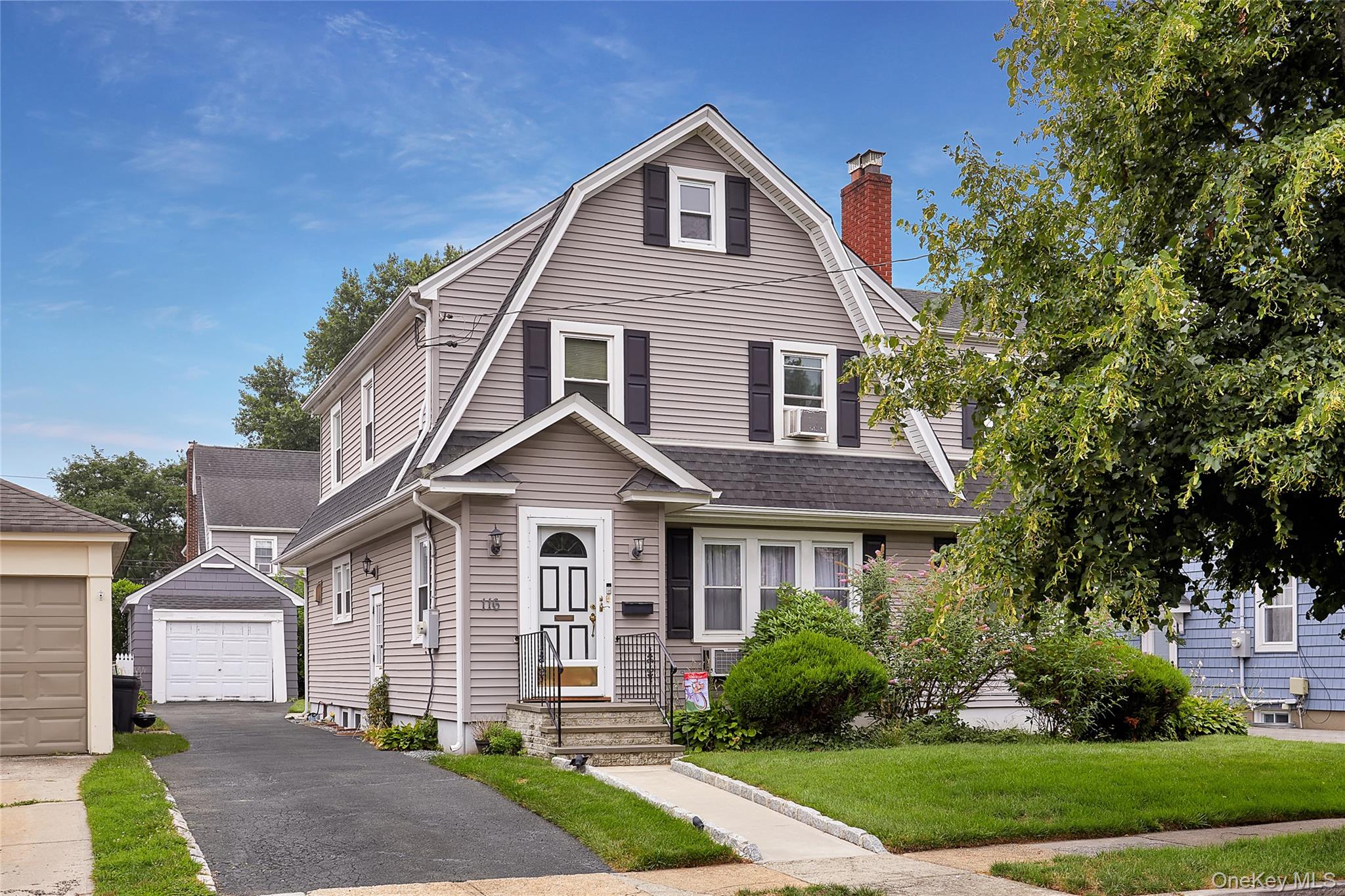 116 Oak St, Floral Park, NY 11001