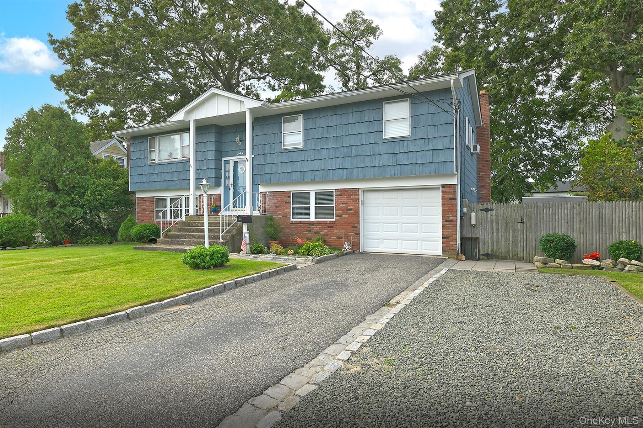 245 N Fulton Ave, Lindenhurst, NY 11757 photo