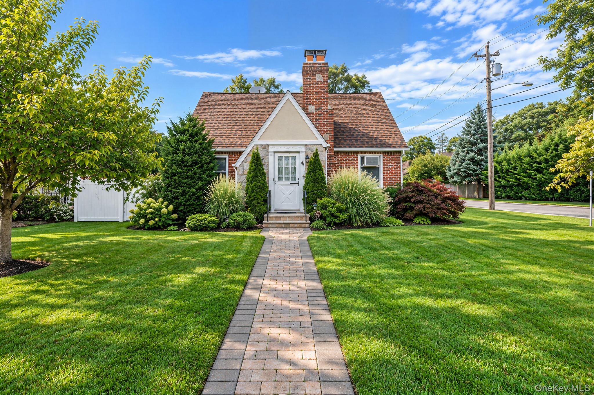 49 Seafield Ln, Bay Shore, NY 11706