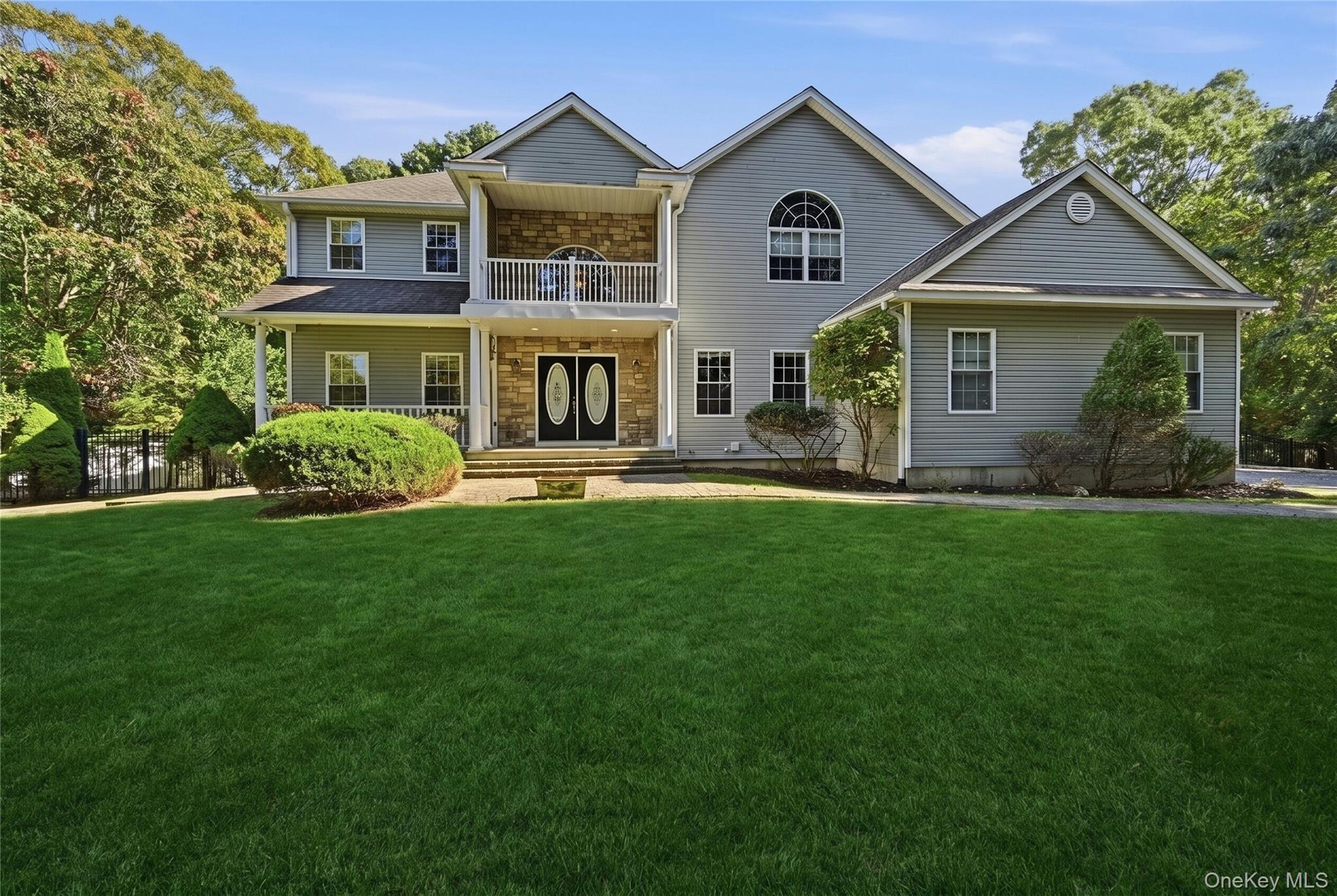 23 Moss Creek Ln, East Patchogue, NY 11772