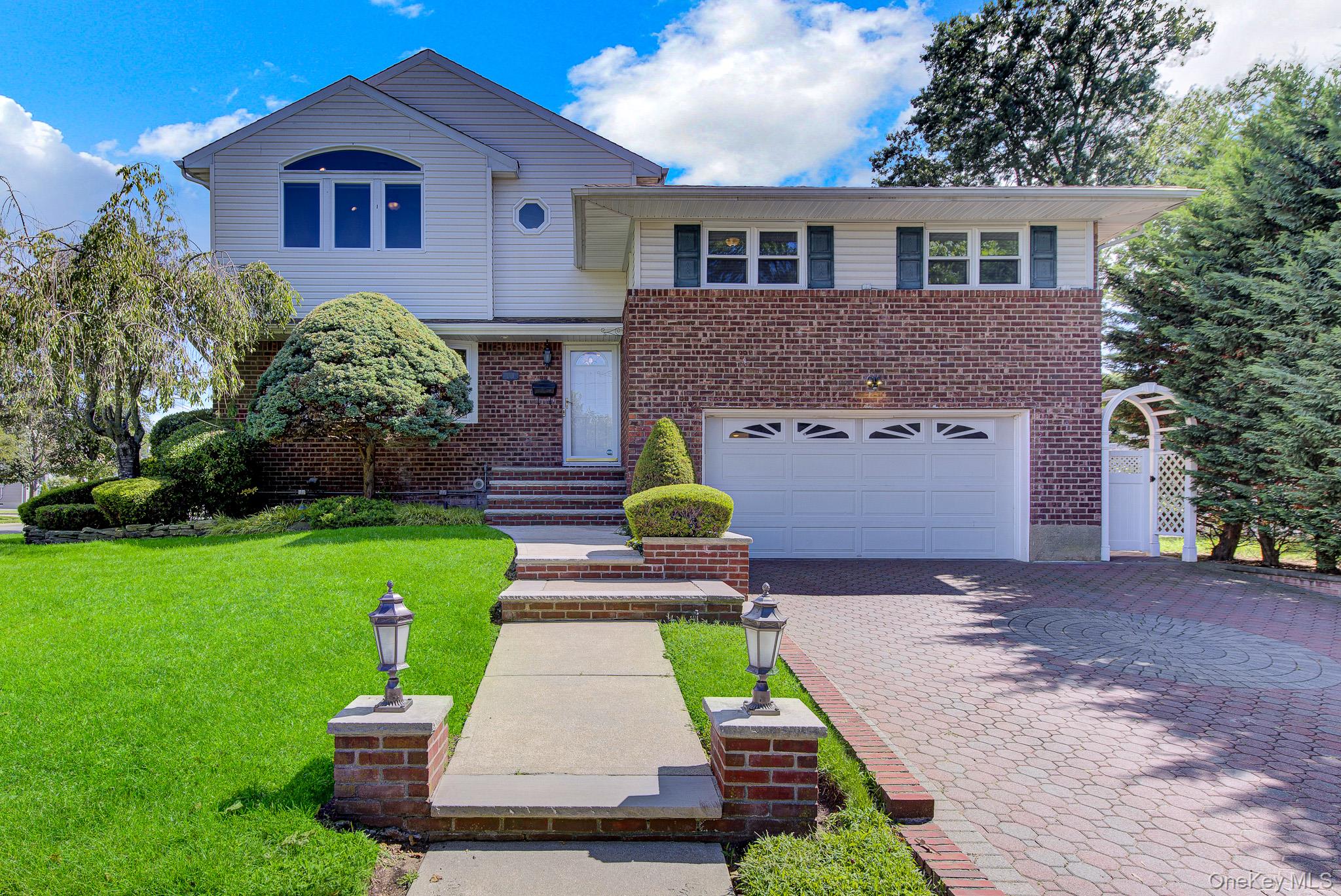 491 Boulevard Pl, Garden City, NY 11530