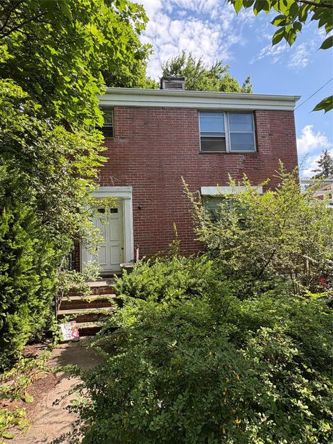 Single Family Residence in Bronx NY 425 W 256th Street.jpg