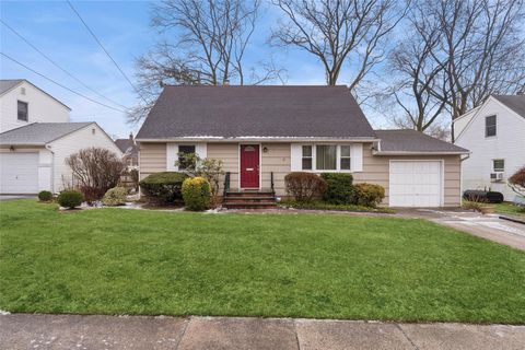 Single Family Residence in Albertson NY 137 Arleigh Drive.jpg
