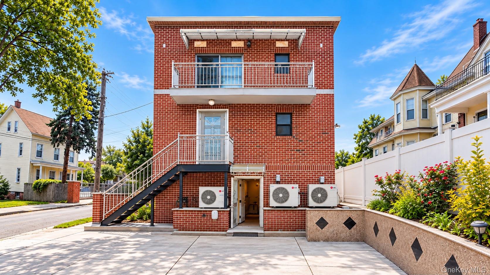 125 19 14th Ave, College Point, NY 11356
