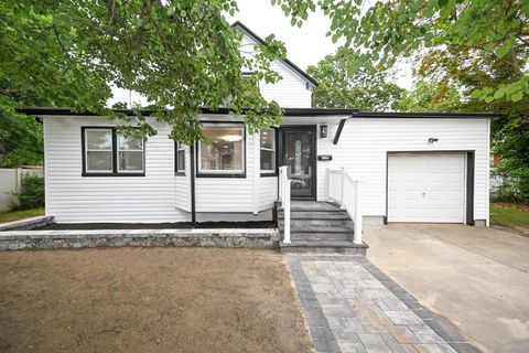 Single Family Residence in Oceanside NY 520 Farrington Road.jpg