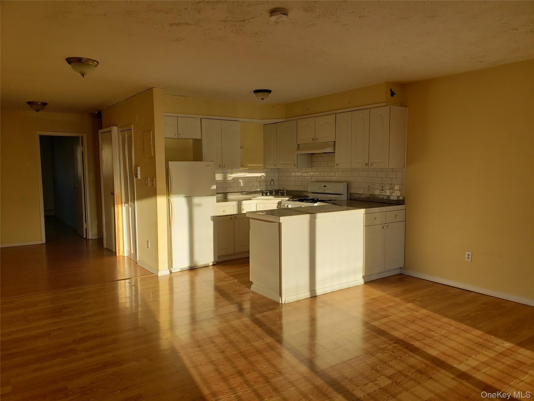 204 Beach 102 St, Rockaway Park, NY 11694 photo