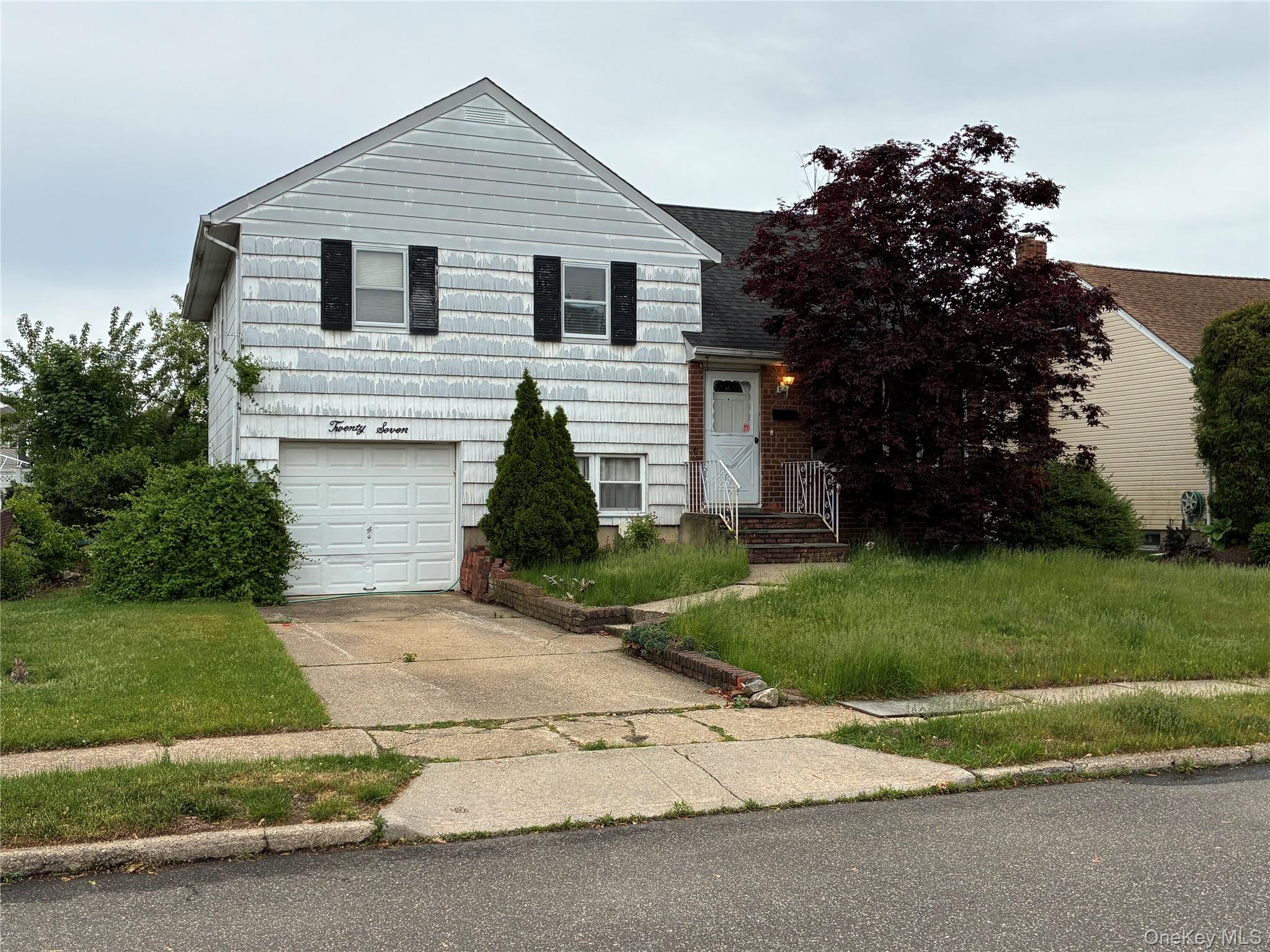 27 Elizabeth Dr, Bethpage, NY 11714 photo