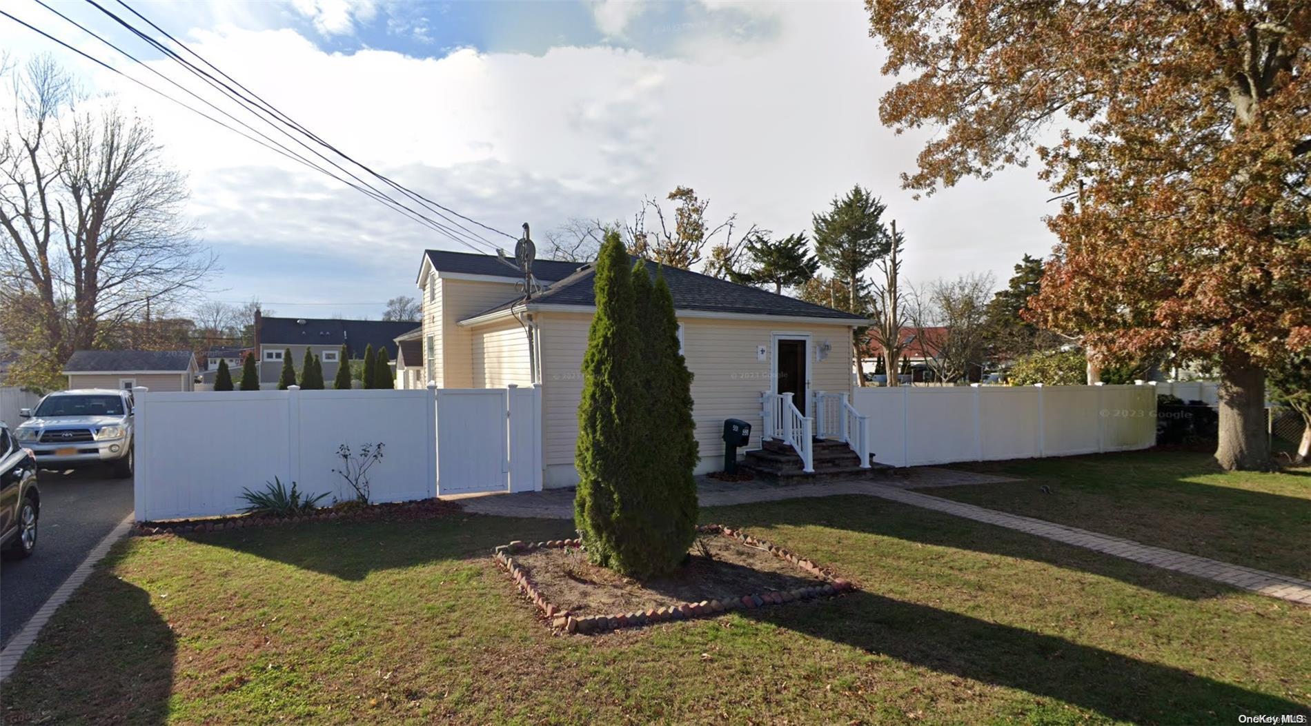 551 7th St, Lindenhurst, NY 11757