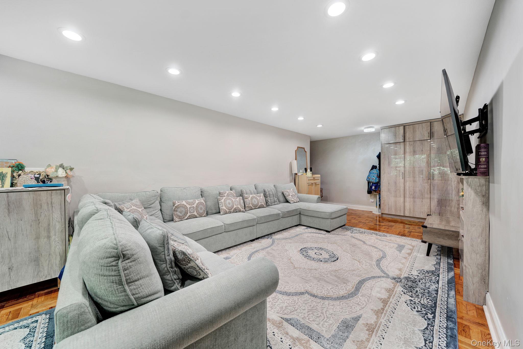 75 34 Bell Blvd #1 E, Oakland Gardens, NY 11364 photo