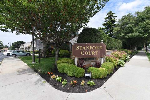 Condominium in Wantagh NY 19 Stanford Court #19.jpg