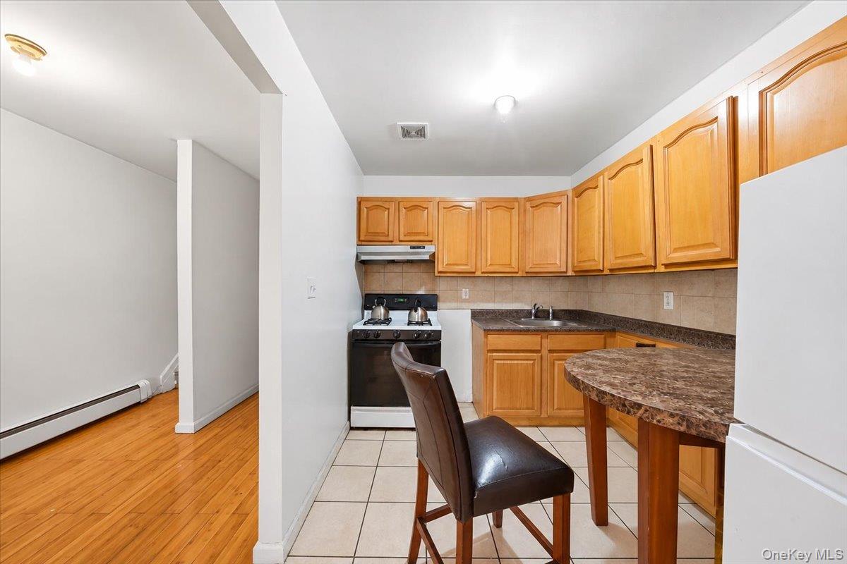 2050 Arthur Ave, Bronx, NY 10457 photo