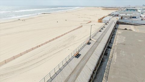 Single Family Residence in Atlantic Beach NY 2000 Ocean Boulevard 5.jpg
