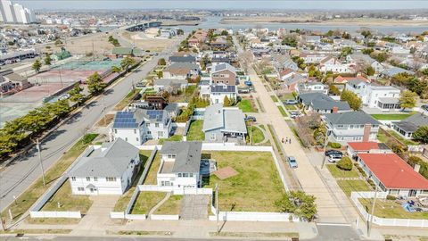 Single Family Residence in Atlantic Beach NY 2000 Ocean Boulevard 2.jpg