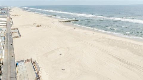 Single Family Residence in Atlantic Beach NY 2000 Ocean Boulevard 4.jpg