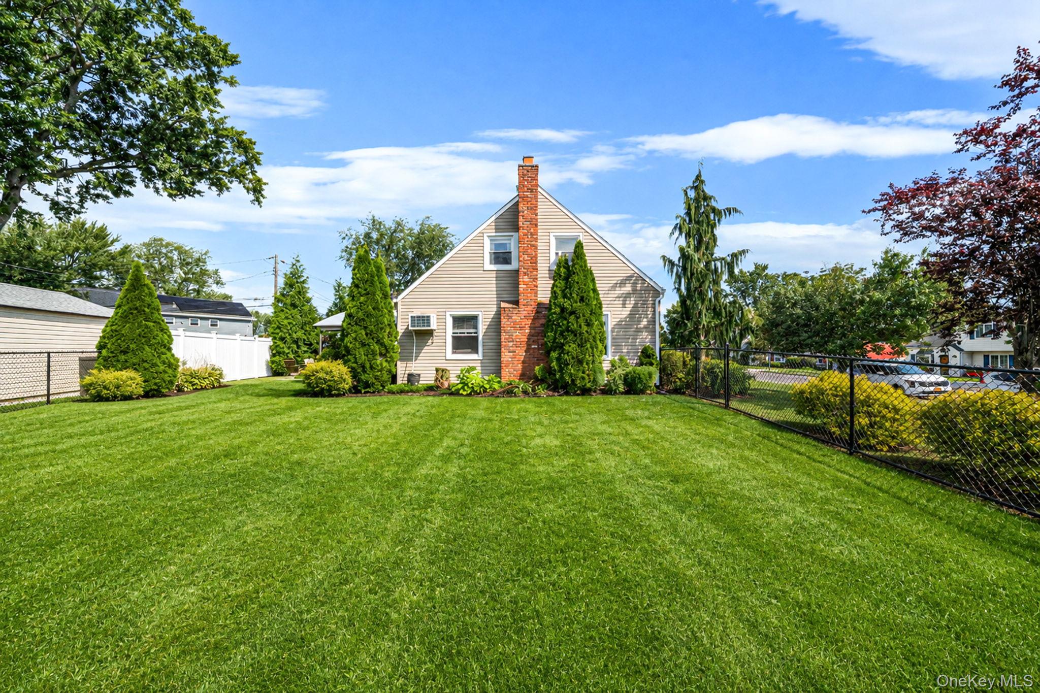 96 Slate Ln, Levittown, NY 11756 photo