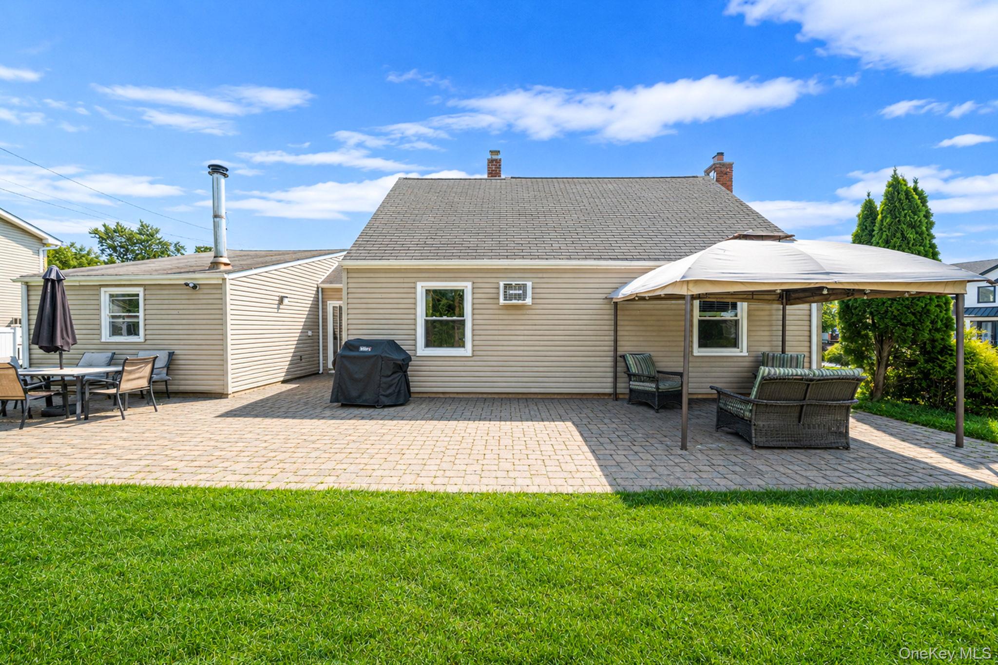 96 Slate Ln, Levittown, NY 11756 photo