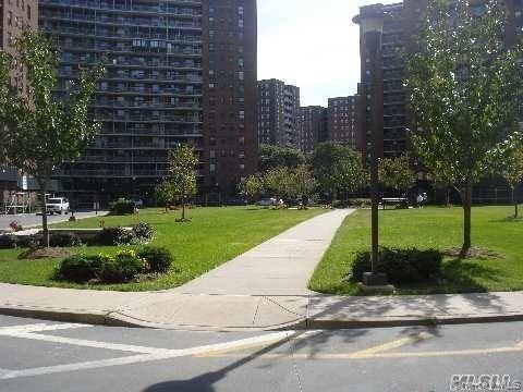 61 15 98th St #5 E, Rego Park, NY 11374 photo