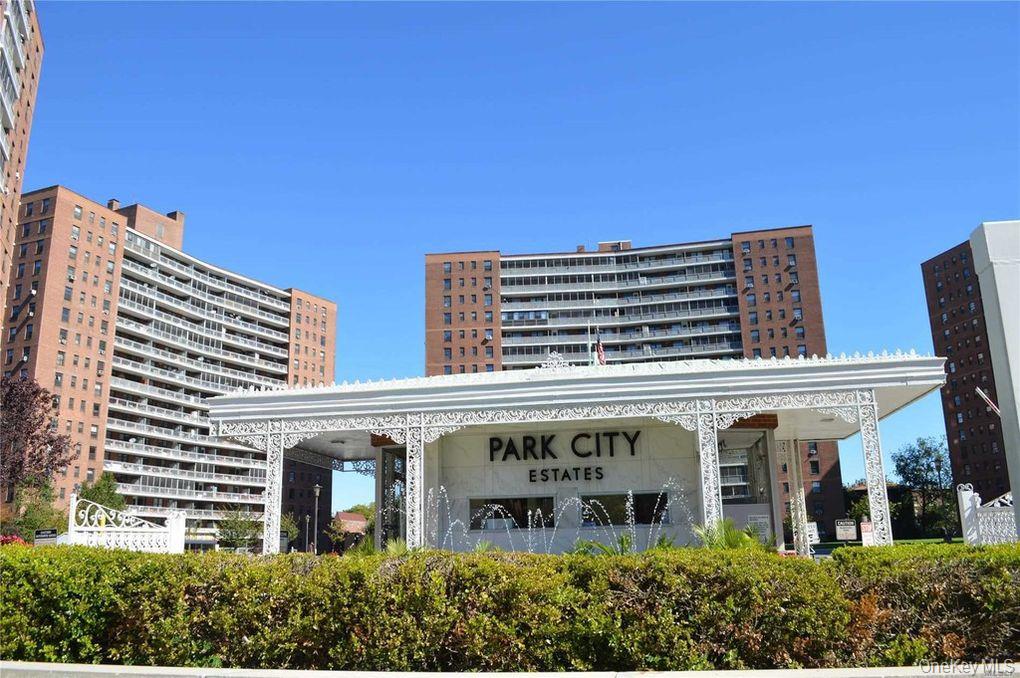 61 15 98th St, Rego Park, NY 11374