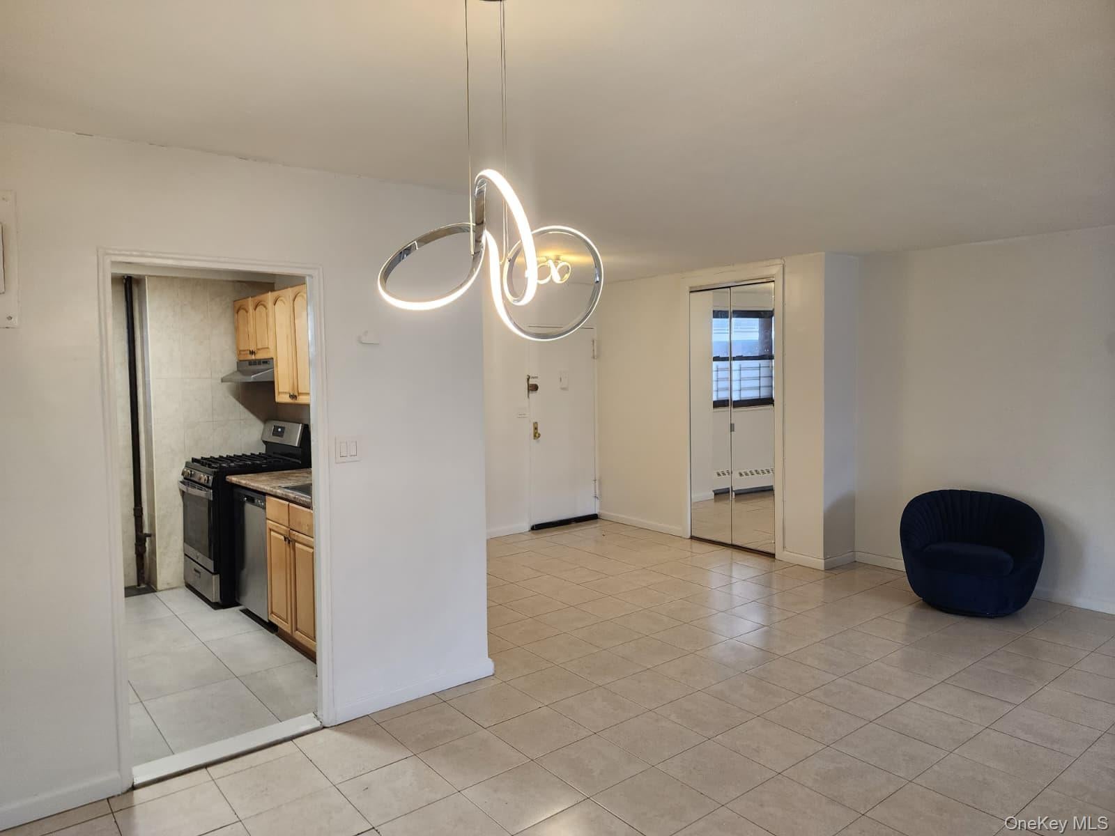 61 15 98th St #5 E, Rego Park, NY 11374 photo