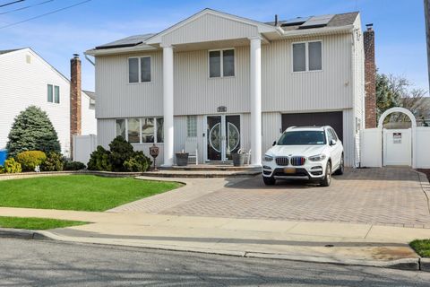 Single Family Residence in Baldwin Harbor NY 976 Marcel Road.jpg