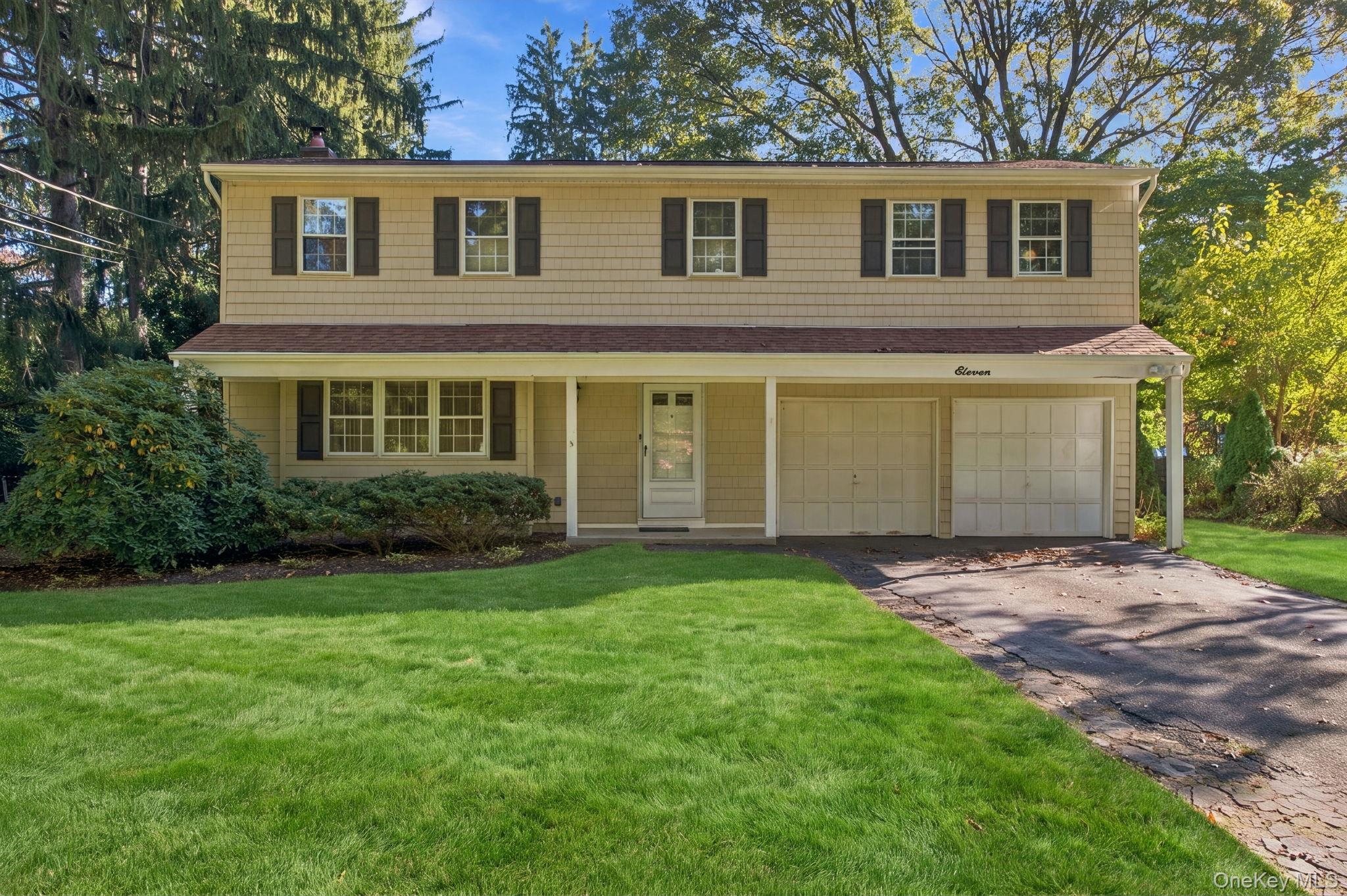 11 School Ln, Huntington Station, NY 11746