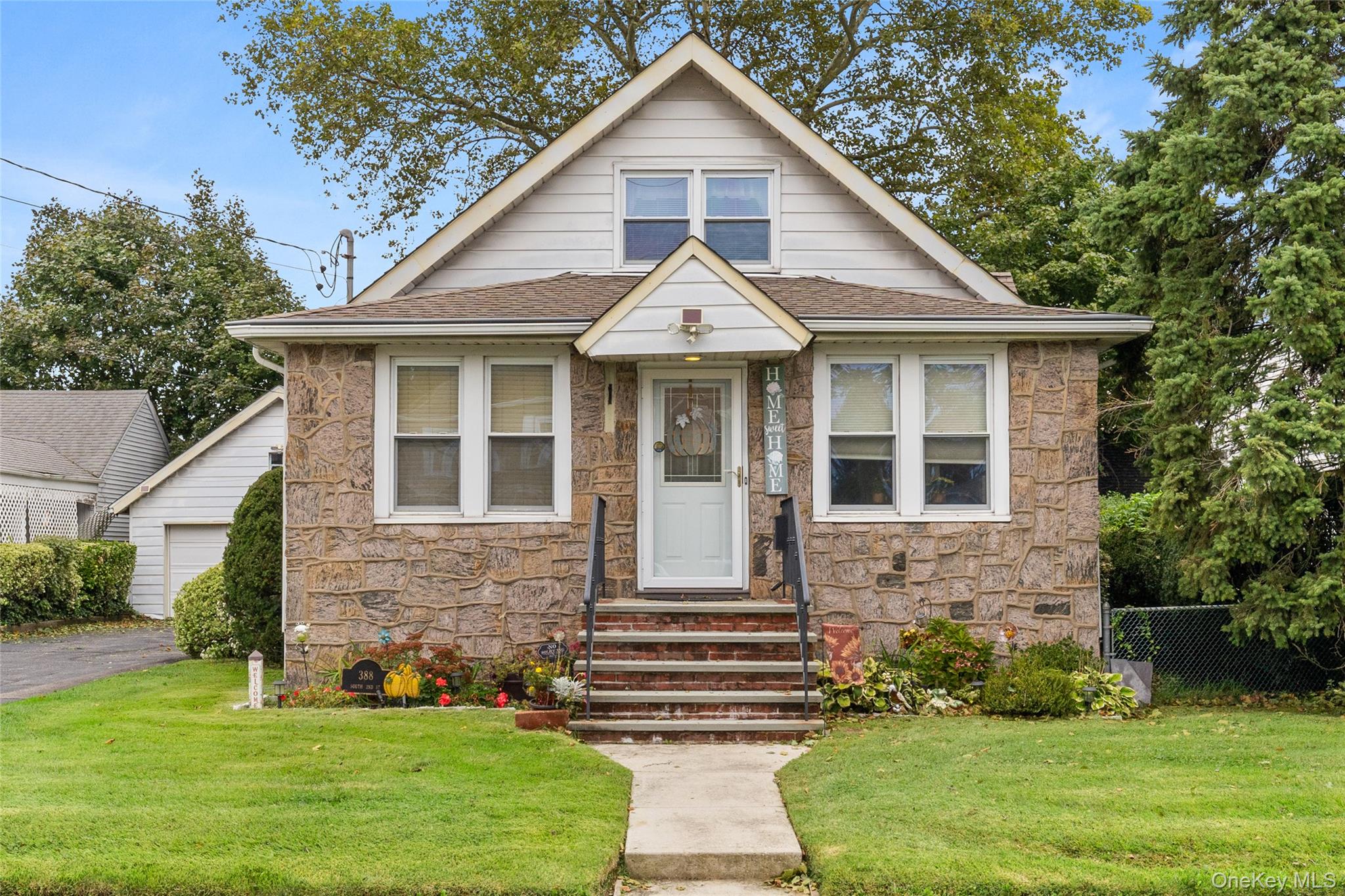 388 2nd St, Lindenhurst, NY 11757