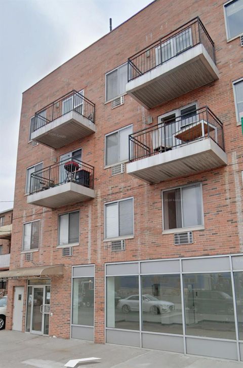 Condominium in Flushing NY 31-53 Linden Place #4B.jpg