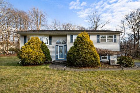 Single Family Residence in Airmont NY 16 Edgebrook Lane.jpg