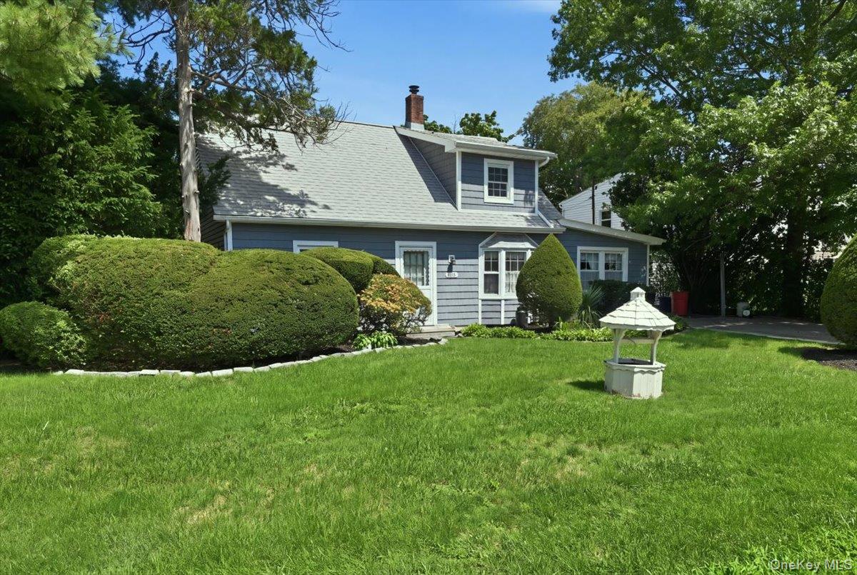635 Whittier St, Westbury, NY 11590 photo