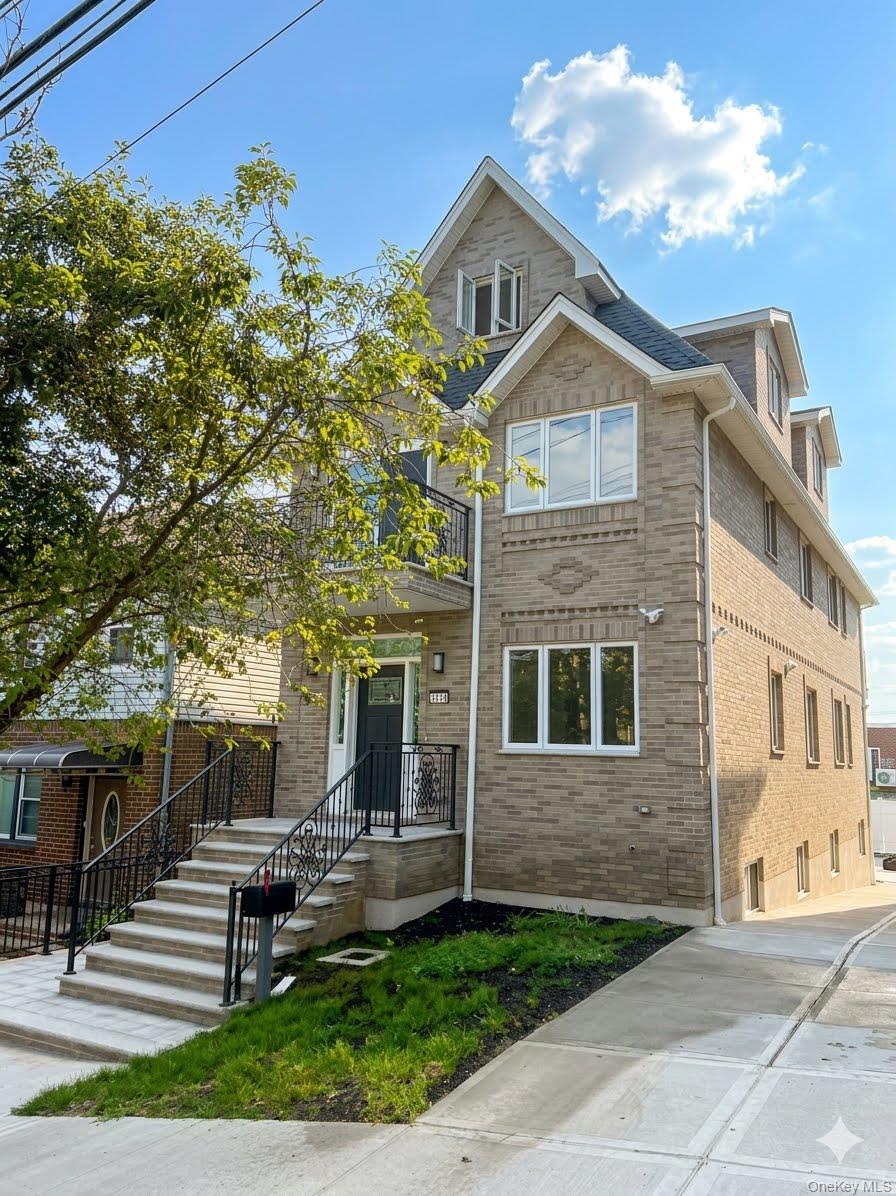 13 3 125th St, College Point, NY 11356