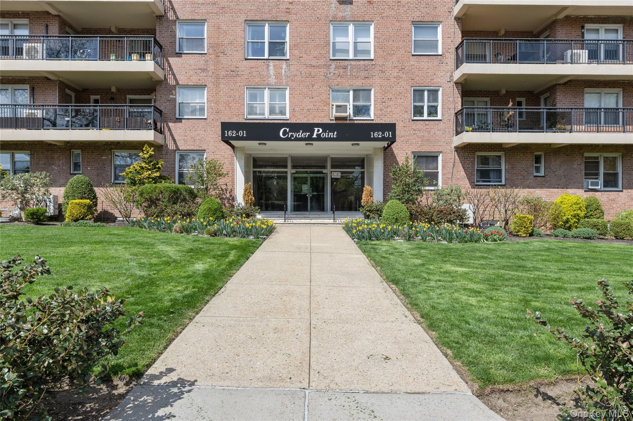 1 Powells Cove Blvd, Beechhurst, NY 11357