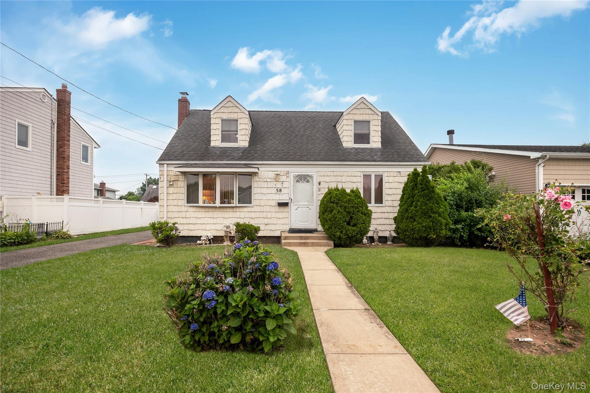 58 Crescent Dr, Farmingdale, NY 11735
